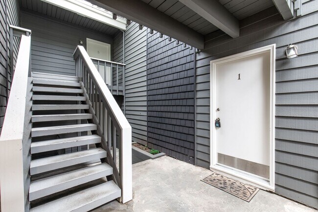 Building Photo - 1 Bedroom Kirkland Condo with View
