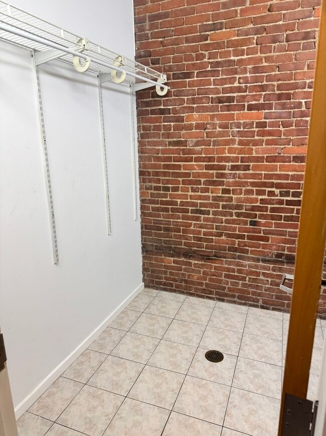 Building Photo - Three bed 2 bath in the North End!!!