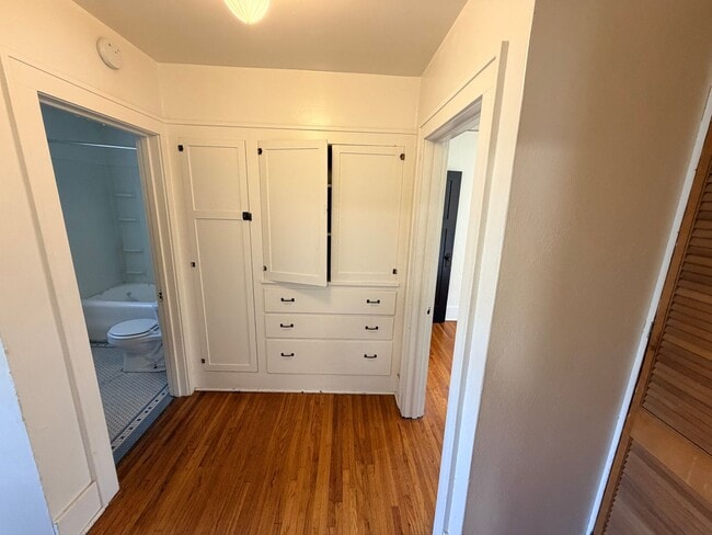 Building Photo - 409 29th St