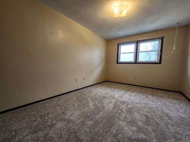 Building Photo - UPPER: 1 Bedroom Apartment in a quiet building.