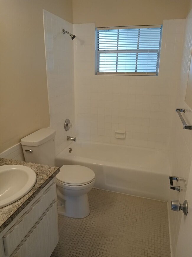 Building Photo - 1 Bedroom Condo with Community Pool and La...