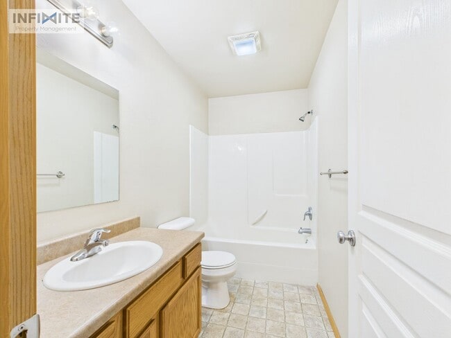 Building Photo - 3-Bedroom Condo in the Heart of Belgrade –...