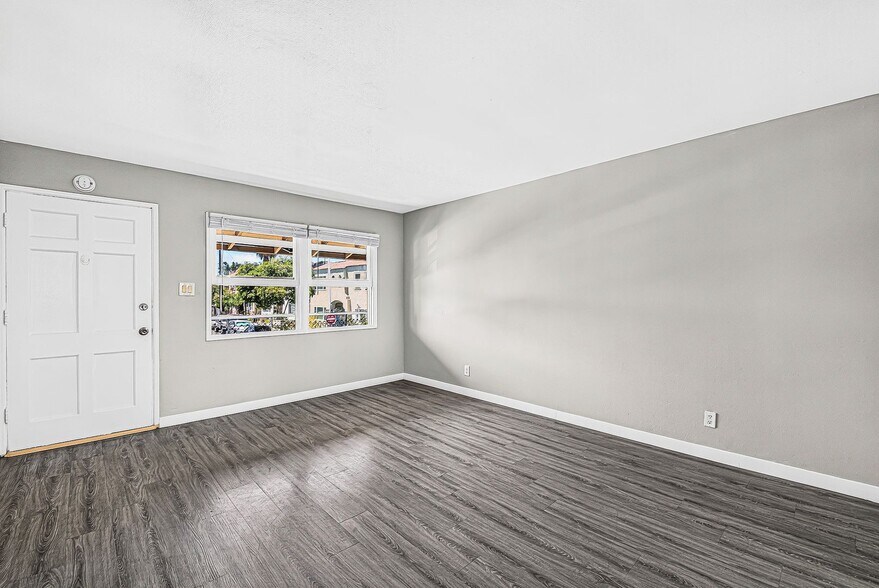 Building Photo - 445 W 15th St