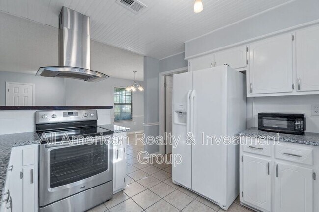 Building Photo - 502 Krest Dr