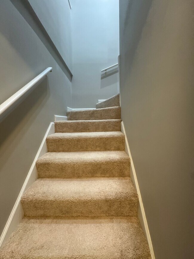 Building Photo - Spacious and inviting 3-bedroom