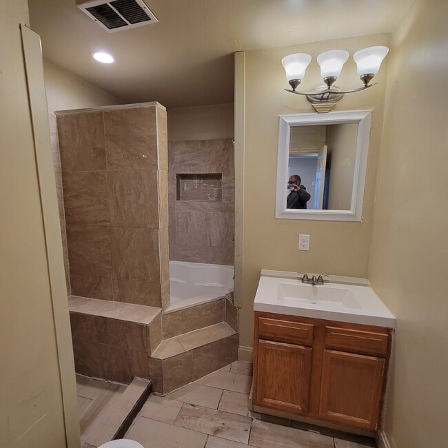 Building Photo - Near Eastside 3BR/2BA House w/Garage!