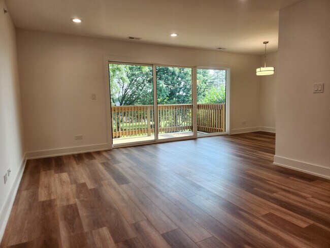 Building Photo - 915 Shorewood