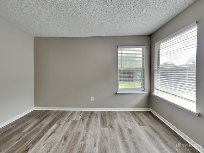 Building Photo - 8911 Country Bend Cir N