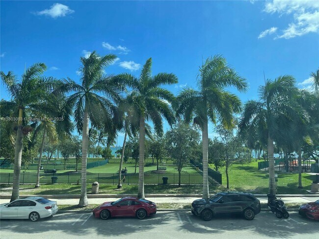 Building Photo - 1800 N Bayshore Dr