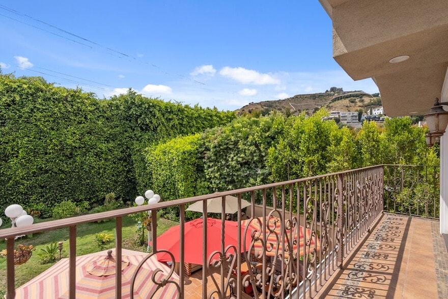 Building Photo - 1617 N Orange Grove Ave