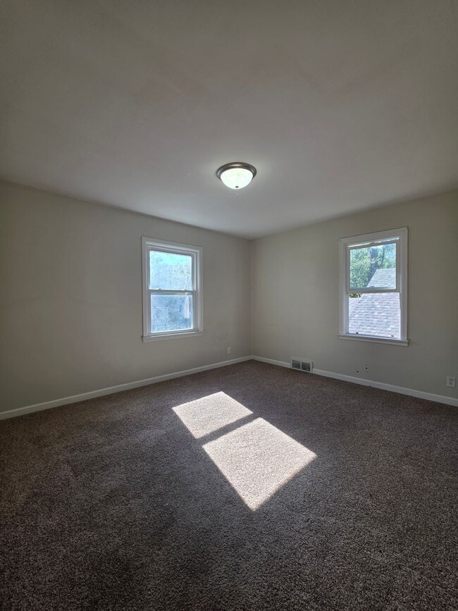 Building Photo - Spacious Three Bedroom!