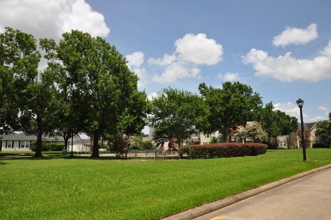 Building Photo - 20734 Settlers Lake Cir N