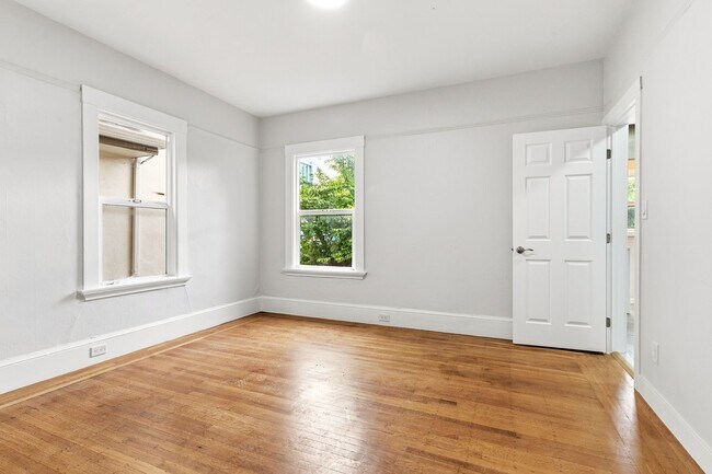 Building Photo - Freshly Renovated 1 Bed, 1 Bath Oakland Home with In-Unit Laundry