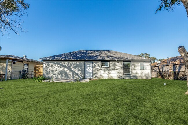 Building Photo - 5874 Belcrest St