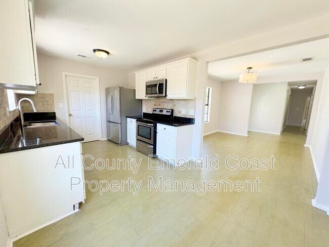 Building Photo - 710 Swan Ln