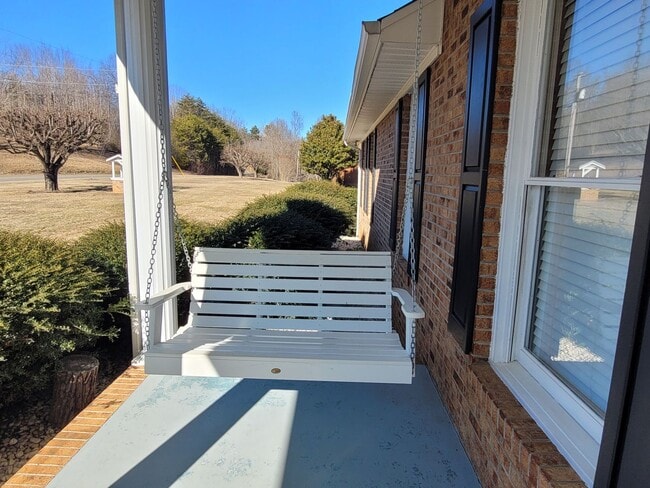 Building Photo - Nice Brick Home in Mount Airy