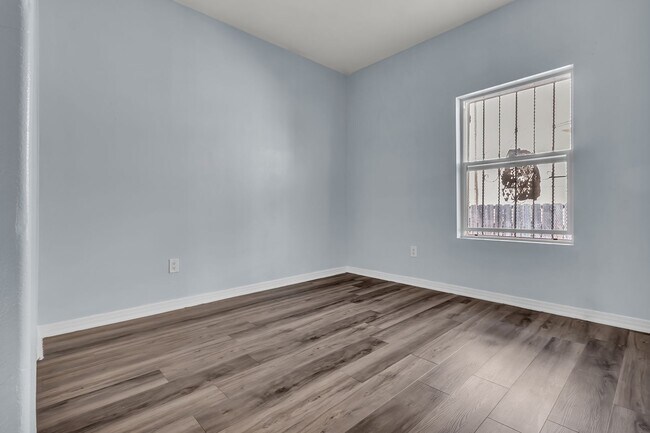 Building Photo - 640 E 54th St