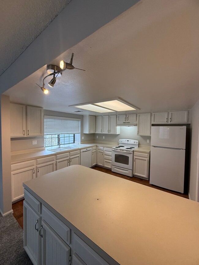 Building Photo - SPACIOUS 2-BEDROOM TOWNHOME WITH LOFT, GARAGE & PRIME LOCATION!