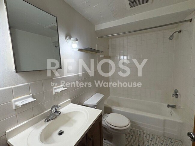 Building Photo - Move in Ready 2 Bedroom 1 Bath Unit in South Minneapolis