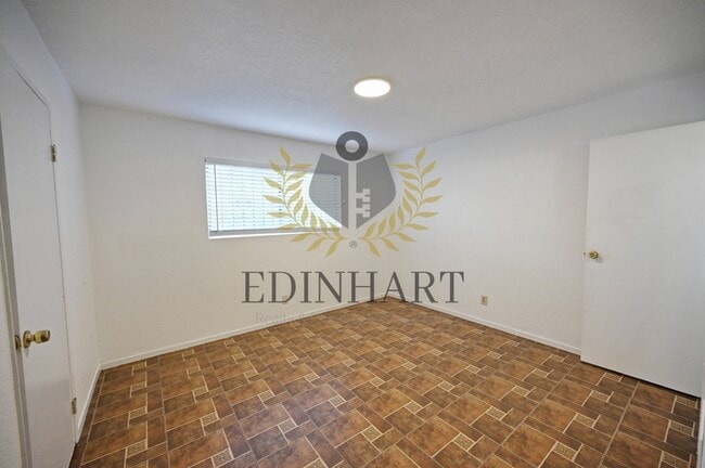 Building Photo - 2303 S Poppy Ave