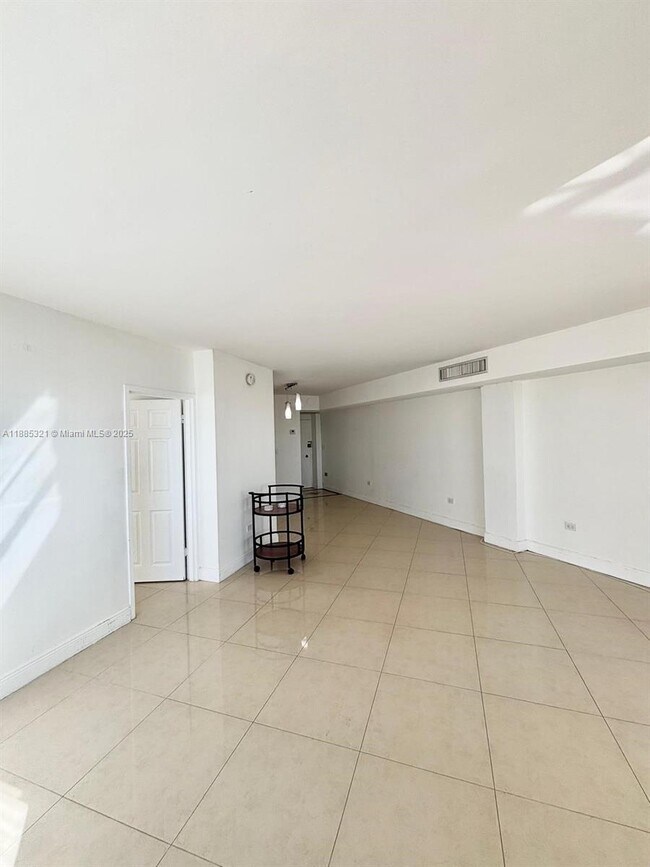 Building Photo - 801 Brickell Bay Dr