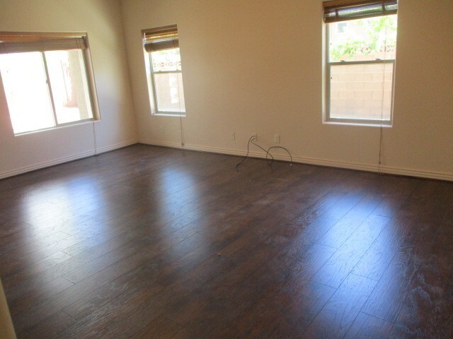 Building Photo - 3 Bedroom 2 bath Single Level - Single Family Home