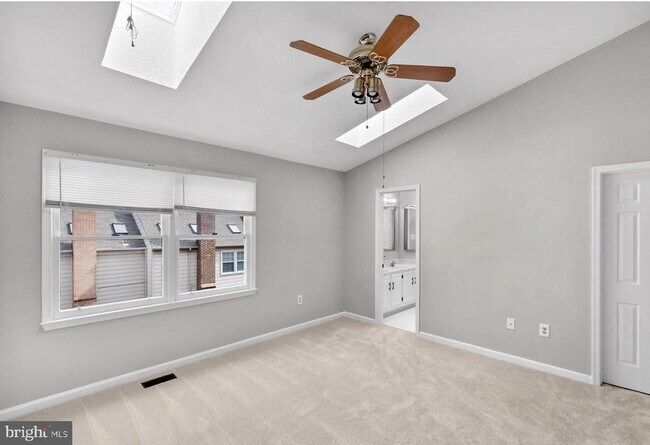 Building Photo - 106 W Locust St