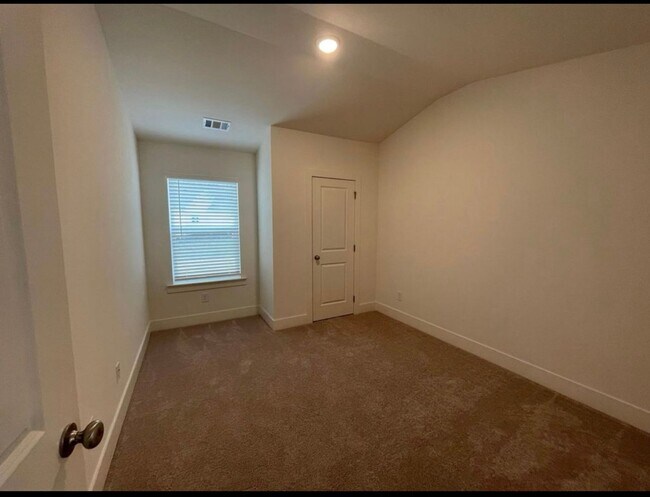 Building Photo - Beautiful end unit townhouse in the Townes...