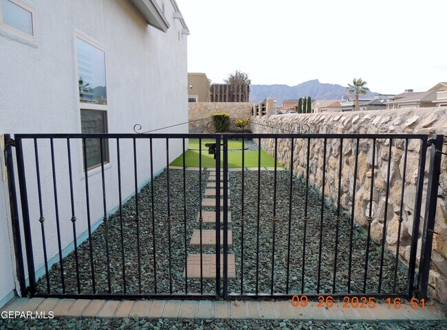Building Photo - 11533 Robert Lennox Dr