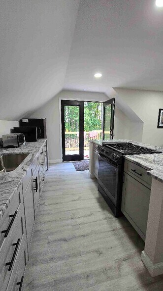 Building Photo - 6585 Lovers Ln