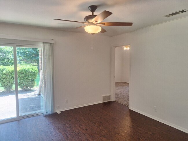 Building Photo - 513 Simmons Dr