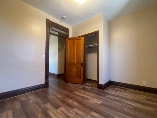 Building Photo - 705 6th Ave