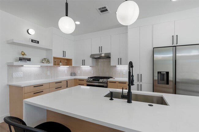 Building Photo - 3115 Armada Dr