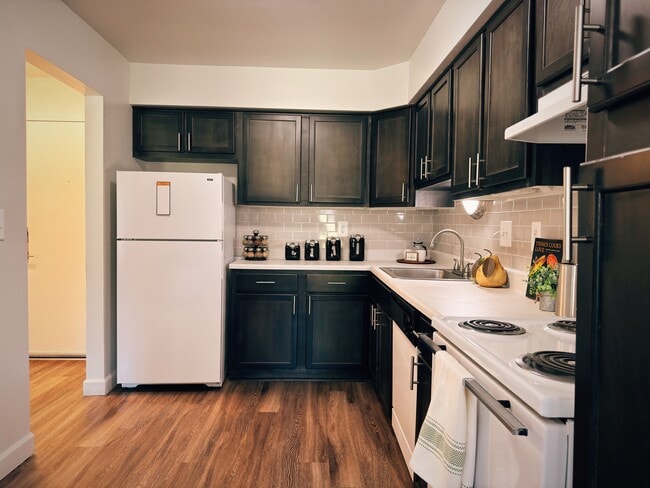 Open space kitchen with hardwood flooring - Maple Place Apartments