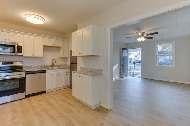 Building Photo - Charming Renovated Home with Modern Upgrades and Spacious Yard!