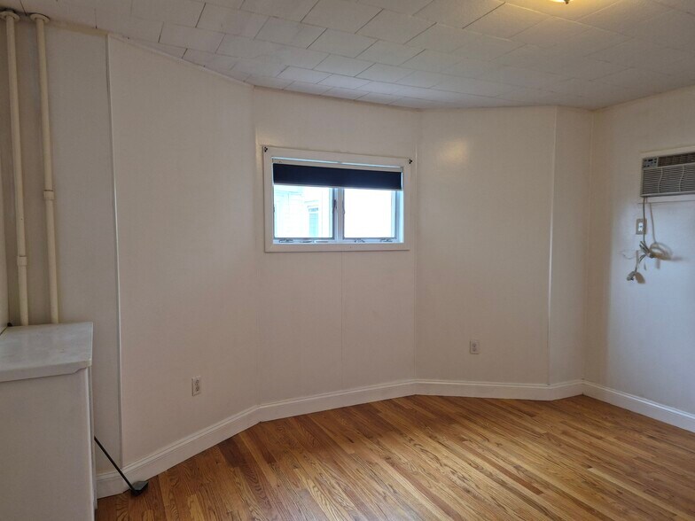 Large bedroom - 9 Derne St