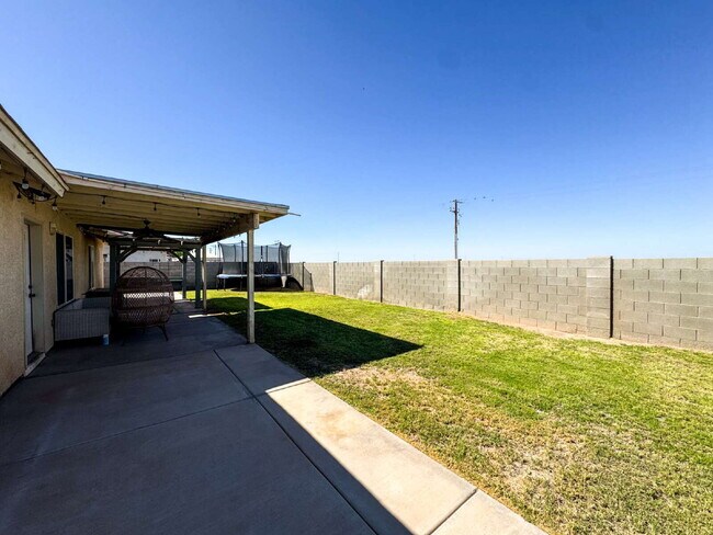 Building Photo - "Spacious 3 Beds, 2 baths Home with Inviti...