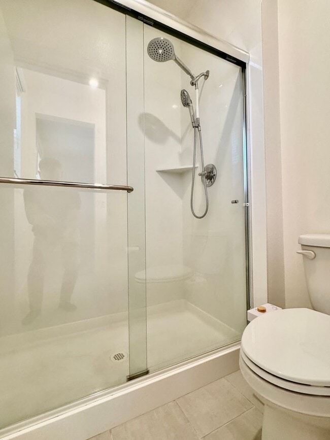 Building Photo - NEWER 2 BED, 2.5. BATH TOWNHOME IN BROADWAY AREA OF SACRAMENTO