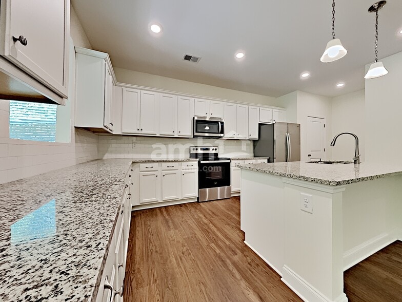 Building Photo - 3358 Okelly Dr