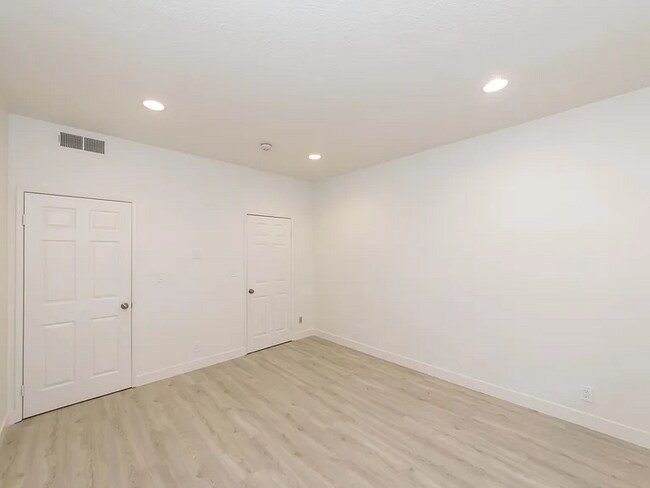 Building Photo - 431 S Kingsley Dr