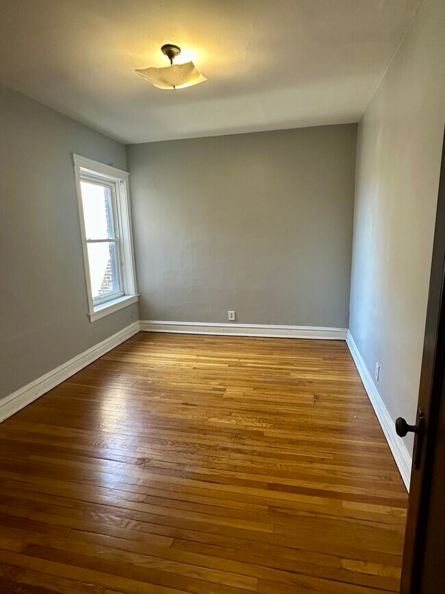 Building Photo - 5354 N Winthrop Ave