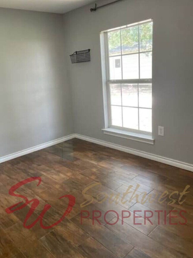 Building Photo - Good looking 3 bedroom 2 bath with huge yard!