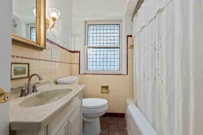 Building Photo - 4bd/2ba Seattle Home