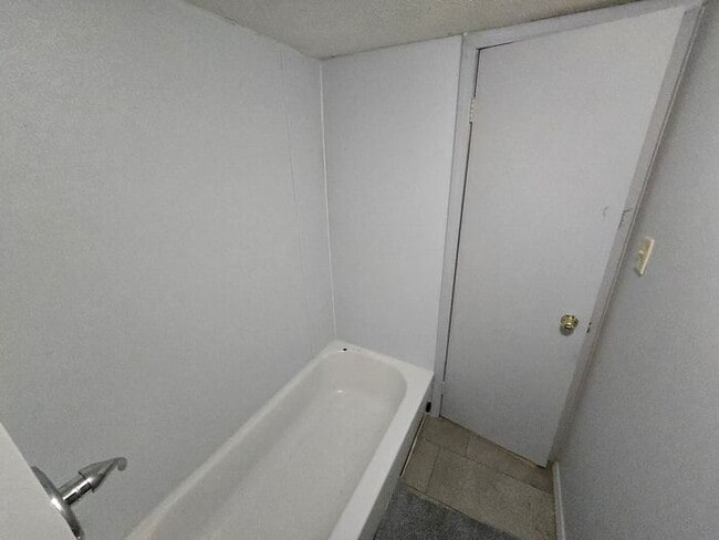 Building Photo - Affordable unit conveniently located!