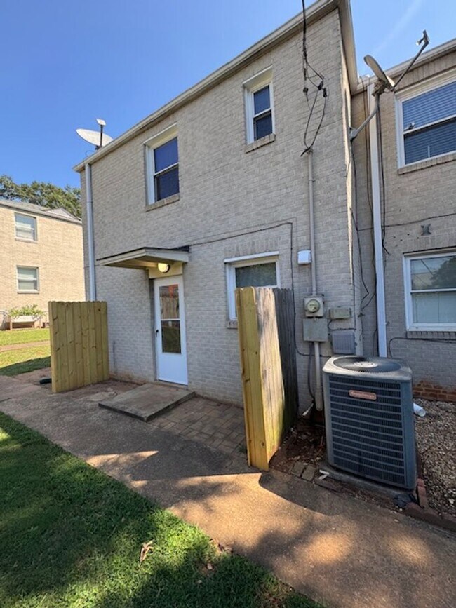 Building Photo - Downtown living at its best!  Remodeled - 2-Story End-Unit is convenient to all that Downtown Gre...