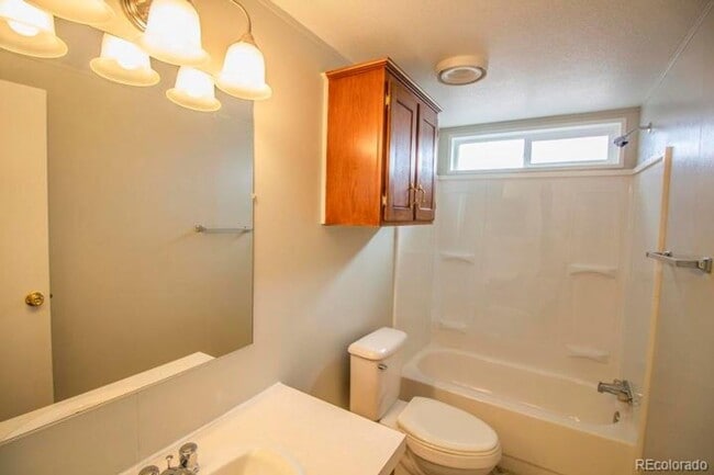 Building Photo - 3 bedroom 2 bath home with 1539 square feet!