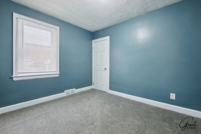 Building Photo - 4 bedroom $1300