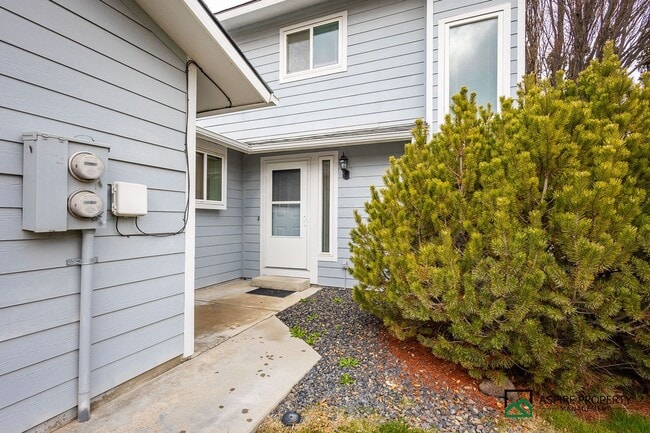 Building Photo - New Renovated 2 Bed 2 bath Townhome