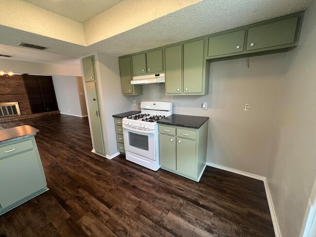 Building Photo - 7016 York Ave