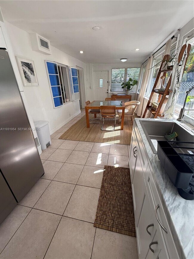 Building Photo - 318 SW 15th St